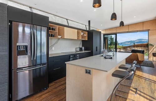 Hamurana Villa | Toka Ridge Lake view, Lux Villa 3bd2bth w/ HotTub
