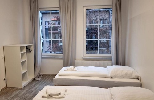 Sud Appartement | Tolstov House - 5 Room House with Terrace - 35 Min to Messe DUS