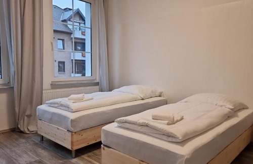 Sud Appartement | Tolstov House - 5 Room House with Terrace - 35 Min to Messe DUS
