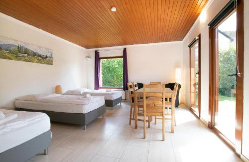 Buderich Appartement | Tolstov House - 6 Room Villa with Garden - 15 Min Messe DUS & Airport DUS