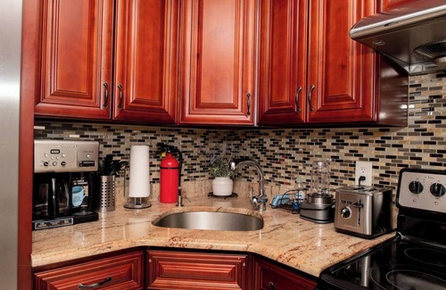 Queens Maison | Tonel Paradise 1BR-1BTH with hot tub