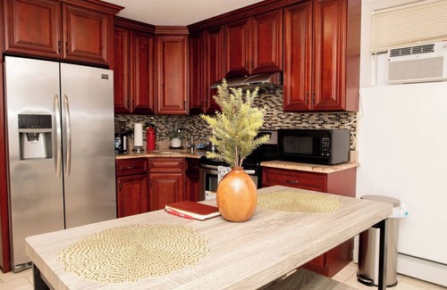 Queens Maison | Tonel Paradise 1BR-1BTH with hot tub
