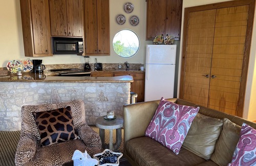 Comanche Canyon Ranch Appartement | Château romantique / winehouse ~ Haut-dessus du lac Travis!