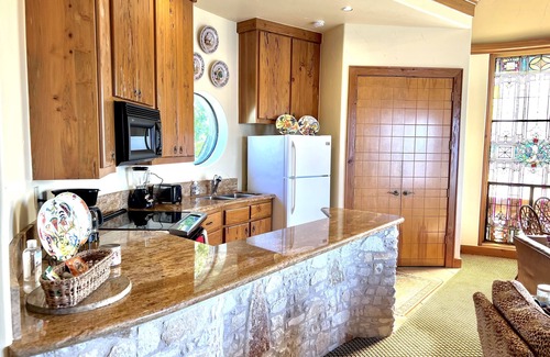 Comanche Canyon Ranch Appartement | Château romantique / winehouse ~ Haut-dessus du lac Travis!