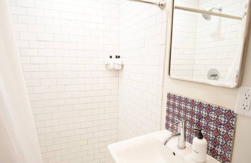 Yamacraw Village Appartement | Top-Floor 2 BR in the Heart of Downtown Savannah