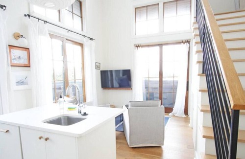 Yamacraw Village Appartement | Top-Floor 2 BR in the Heart of Downtown Savannah