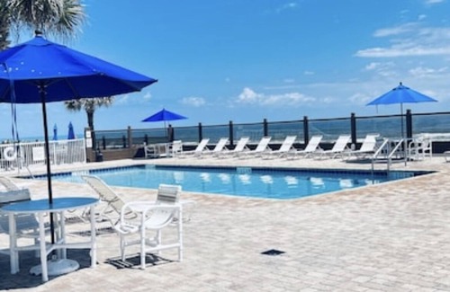 Bostwick Park Copropriété | Top Floor! Beautiful Beach Front Studio Condo