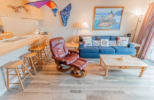 Lincoln City Copropriété | Top floor condo with bay and ocean views in historic Taft, Lincoln City!