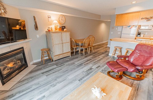 Lincoln City Copropriété | Top floor condo with bay and ocean views in historic Taft, Lincoln City!