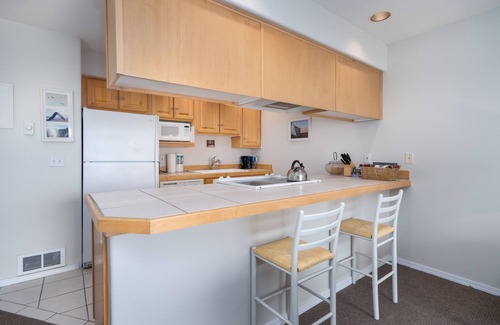 Lincoln City Copropriété | Top floor condo with bay and ocean views in historic Taft, Lincoln City!
