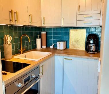 Kallio Appartement | Top Floor Getaway in Central Helsinki - Church & Sea View