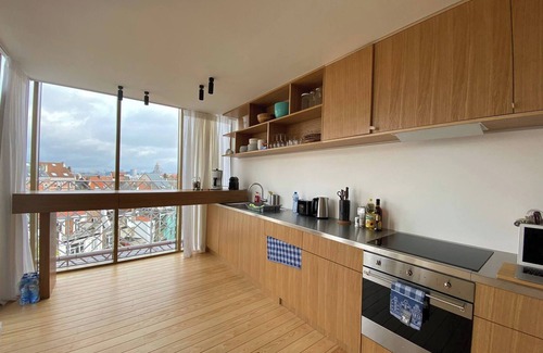 Postel Appartement | Duplex neuf au dernier étage avec vue imprenable dans le quartier branché de Sai
