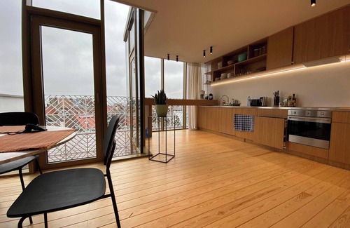Postel Appartement | Duplex neuf au dernier étage avec vue imprenable dans le quartier branché de Sai