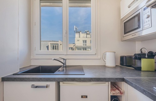 Enfants-Rouges Appartement | top floor studio between Oberkampf and Canal Saint Martin