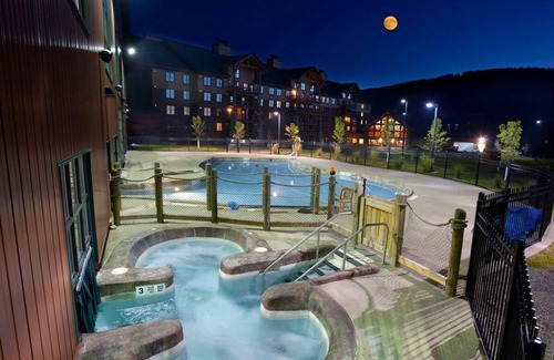 Blodgett Mills Copropriété | Suite Dernier Étage + Loft & Balcon | Piscine d'accès, bain à remous, salle de sport et Acrade