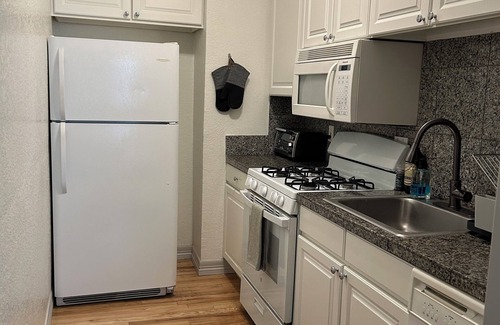 Uptown Appartement | Top floor Uptown apartment! Pet friendly in a lively neighborhood