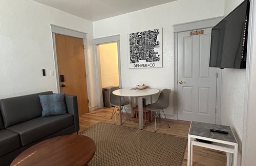 Uptown Appartement | Top floor Uptown apartment! Pet friendly in a lively neighborhood