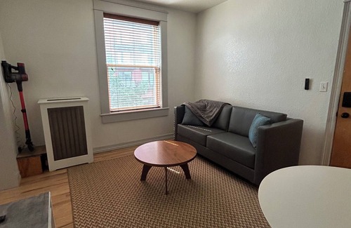 Uptown Appartement | Top floor Uptown apartment! Pet friendly in a lively neighborhood