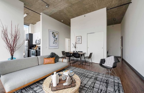 West Loop Gate Appartement | Top Floor Views + Central Comfort