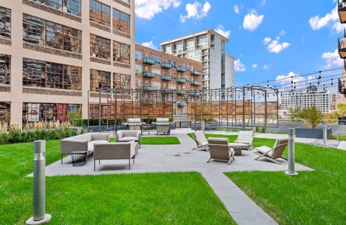 West Loop Gate Appartement | Top Floor Views + Central Comfort