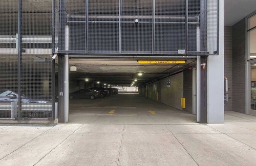 West Loop Gate Appartement | Top Floor Views + Central Comfort