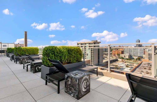 West Loop Gate Appartement | Top Floor Views + Central Comfort