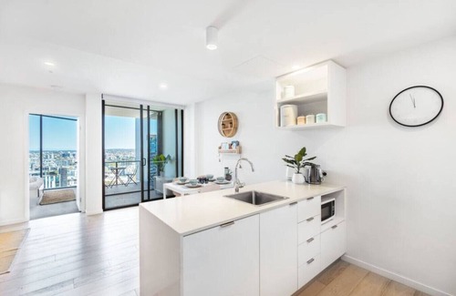 South Brisbane Appartement | Top Floor w/Great Views 1BD unit, Pool & Gym