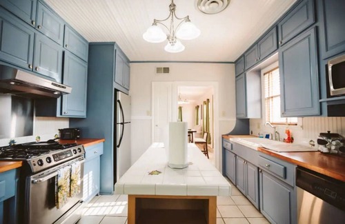 Monte Vista Appartement | Top Level duplex blocks from UIW/Trinity & Zoo