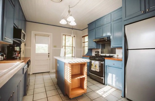 Monte Vista Appartement | Top Level duplex blocks from UIW/Trinity & Zoo