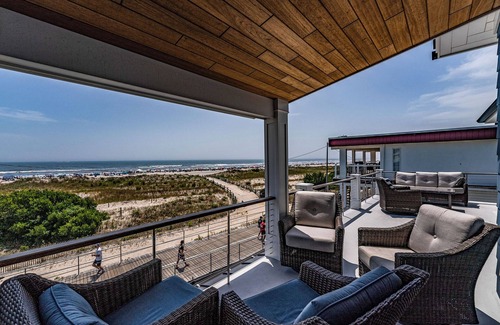Ocean City Copropriété | Top Level Luxury BeachFront on Boardwalk, Roof Deck, Pool & Elevator! 6BR/7BA!