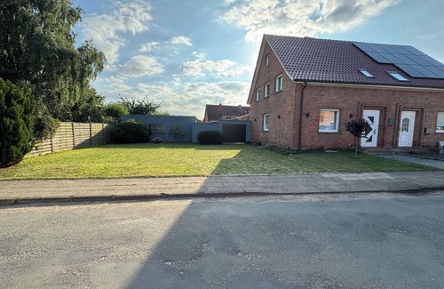 Guestrow Maison | Top modern townhouse in mint condition with garden+barbecue+garage safe and quiet