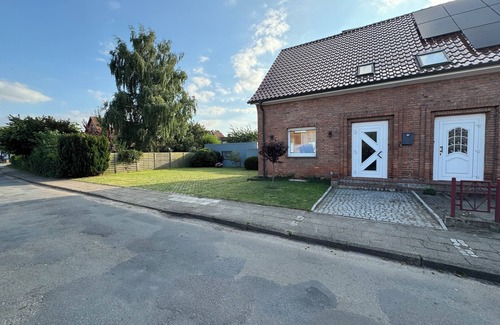 Guestrow Maison | Top modern townhouse in mint condition with garden+barbecue+garage safe and quiet