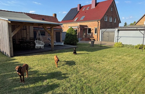 Guestrow Maison | Top modern townhouse in mint condition with garden+barbecue+garage safe and quiet