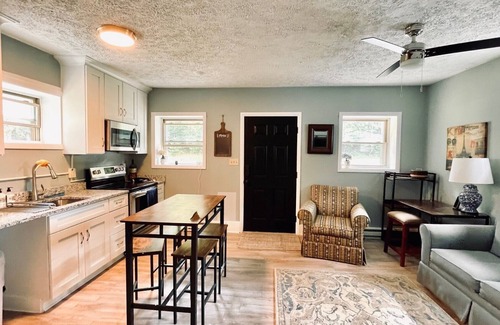 Monterey Cabine | Top of Jack Mountain - 1 BR Cabin with Easy Access and Close to Town - Hot Tub