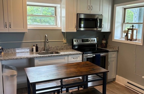Monterey Cabine | Top of Jack Mountain - 1 BR Cabin with Easy Access and Close to Town - Hot Tub