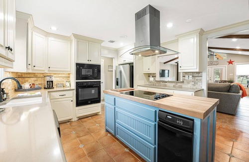 Granbury Maison | TOP-RATED! HOT TUB, KAYAKS, FISHING, BOAT DOCK! Granbury Paddle and Play Escape!