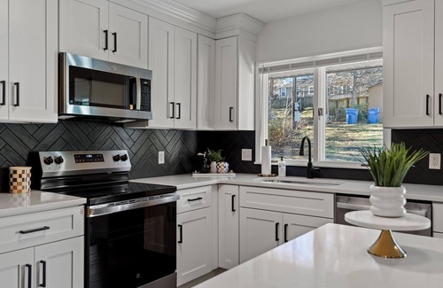 Petersburg Maison | Top-Rated Premier 3-Bedroom Spotless & Charming Home