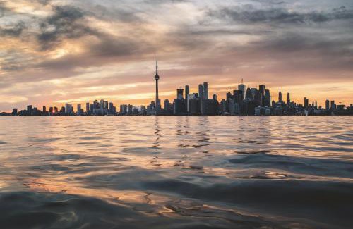 Wellington Place Appartement | Toronto Entertainment District - King Bed Condo - Close to Core - Dome - Scotiabank - CNE - Fort York - Near King St W