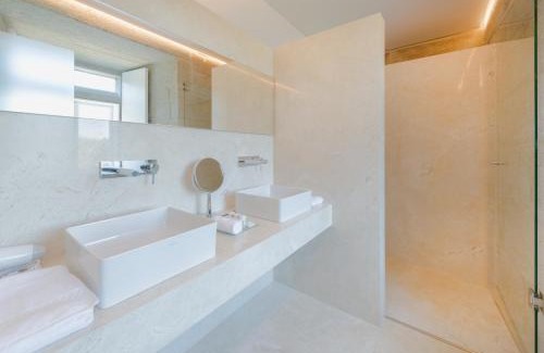 Tomino Hôtel | Torre de Tebra