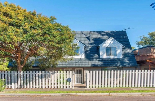 Salamander Bay Maison | Tosari @ Salamander Bay - Pet friendly, family friendly holiday home -metres to the waters edge.