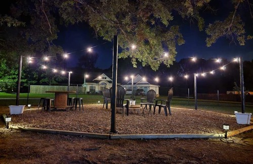 Conway Maison | Total Eclipse path 2024! A beautiful acre outside of town to enjoy the eclipse.