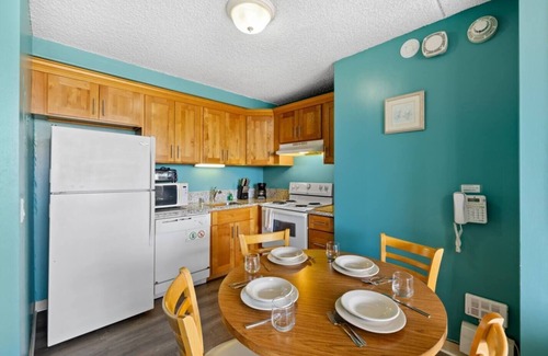 McCully - Moiliili Copropriété | 2 units at Royal Kuhio, Same floor, Total of 2 bedrooms, Sleeps 8, with AC.