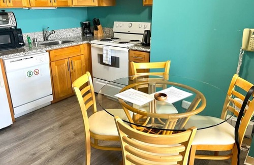 McCully - Moiliili Copropriété | 2 units at Royal Kuhio, Same floor, Total of 2 bedrooms, Sleeps 8, with AC.