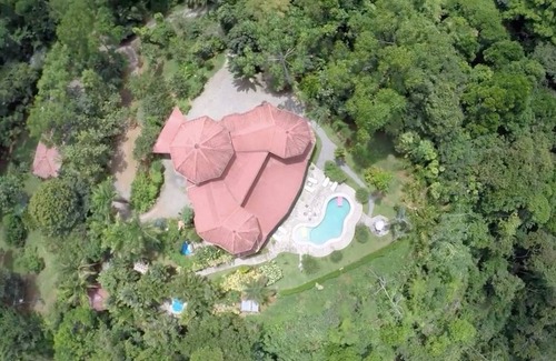 Baru Villa | Toucans, montagnes et cascades! Jungle Villa w / personnel complet.