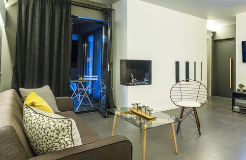 Penteli Appartement | Tourelle. Un appartement de 64 m2 composé d'une chambre et d'un salon.
