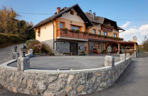 Gorenja Vas pri Smarjeti Appartement | Tourist Farm Škrbina