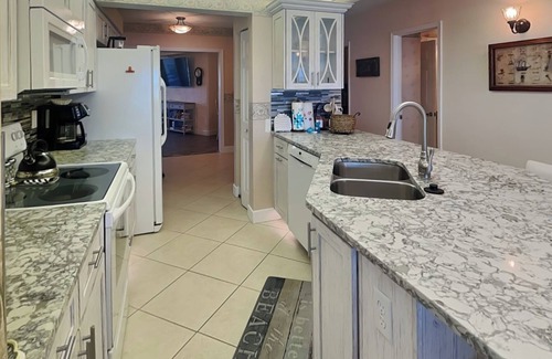 Ponce Inlet Copropriété | Beachfront Condo with Patio Dining, Ocean Access, Pool + Gym