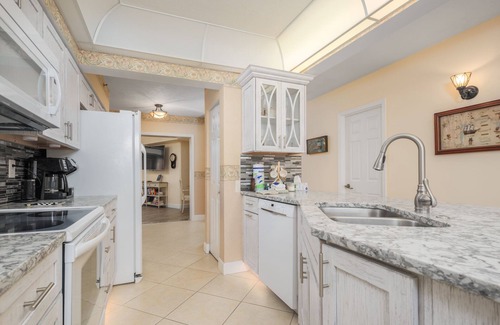Ponce Inlet Copropriété | Beachfront Condo with Patio Dining, Ocean Access, Pool + Gym