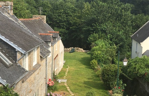 Huelgoat Maison | Maison centre ville calme terrasse jardin