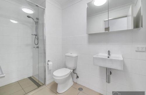 Capalaba Maison | Town house Room with Shared Bath